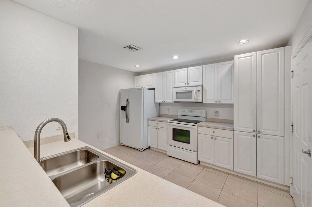 Под контрактом: $212,200 (2 спален, 2 ванн, 1230 Квадратных фут)