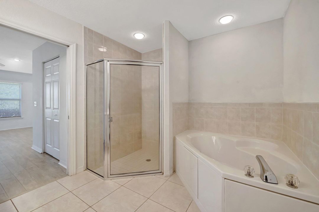 Под контрактом: $212,200 (2 спален, 2 ванн, 1230 Квадратных фут)