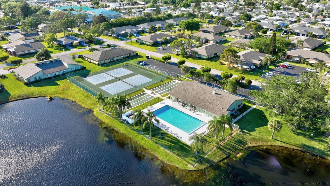 Под контрактом: $212,200 (2 спален, 2 ванн, 1230 Квадратных фут)