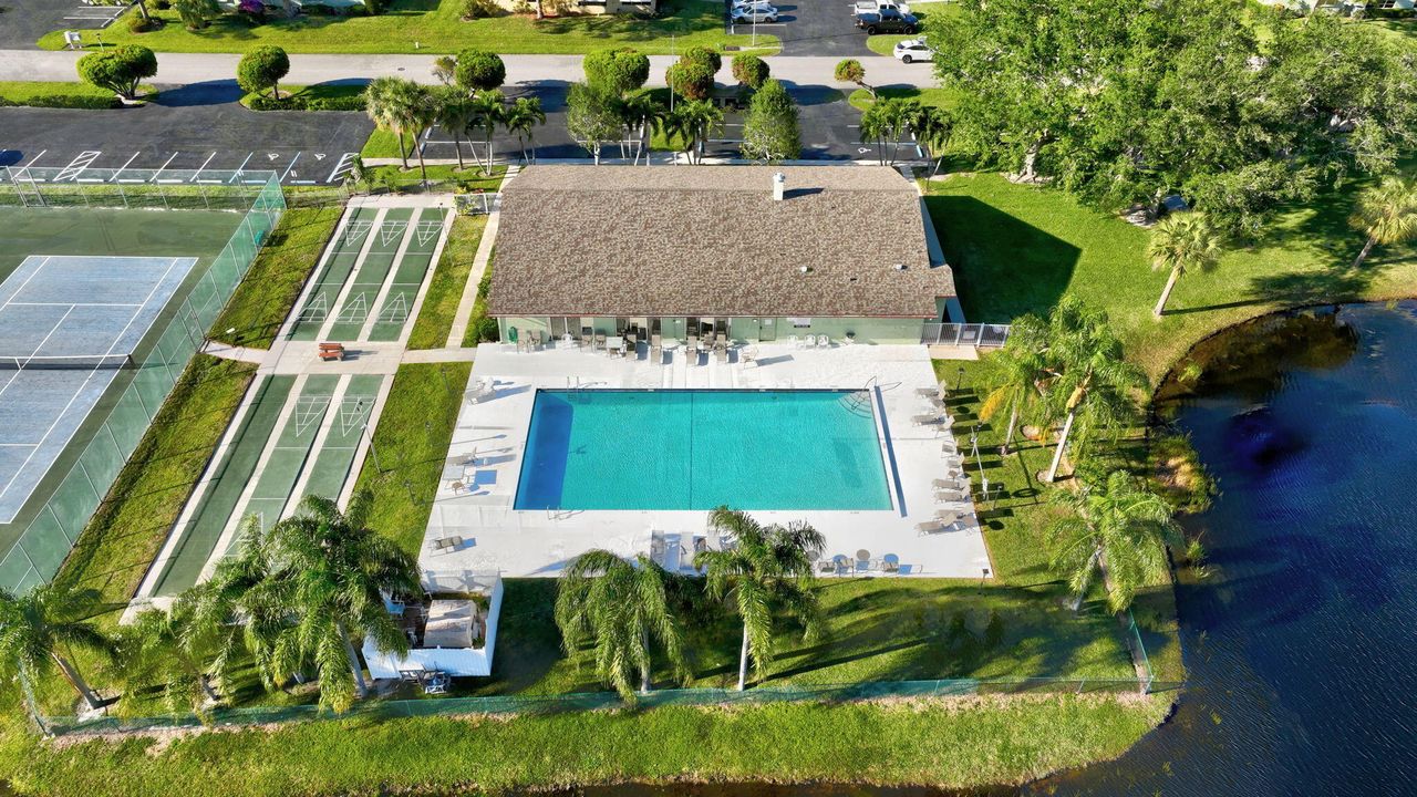 Под контрактом: $212,200 (2 спален, 2 ванн, 1230 Квадратных фут)