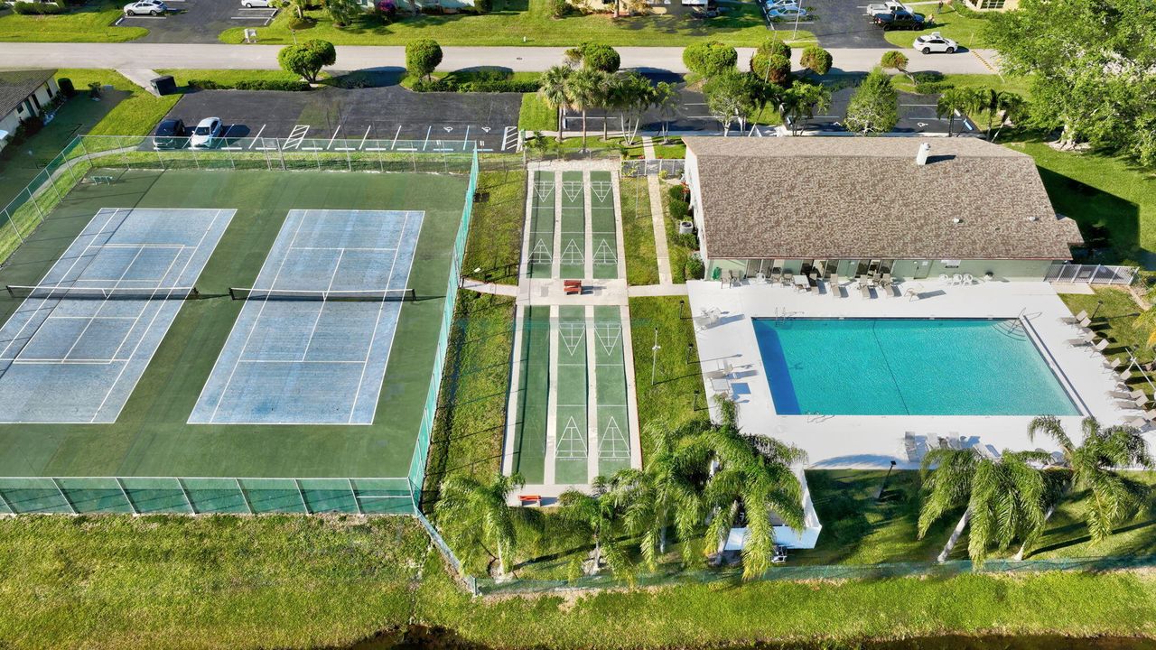 Под контрактом: $212,200 (2 спален, 2 ванн, 1230 Квадратных фут)