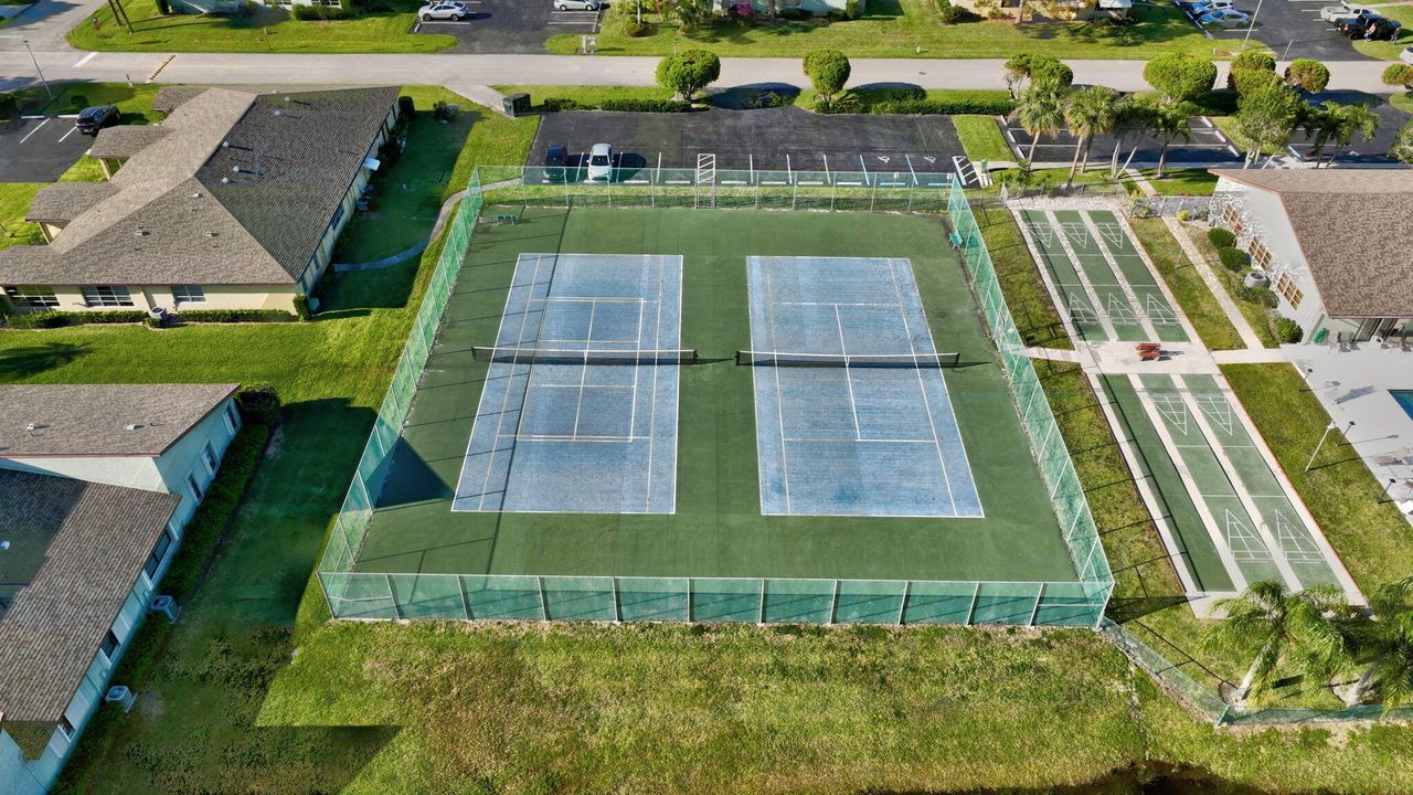 Под контрактом: $212,200 (2 спален, 2 ванн, 1230 Квадратных фут)