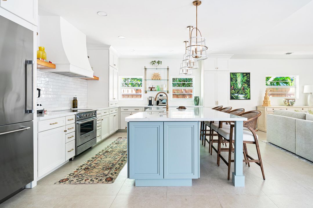 Vendido Recientemente: $1,575,000 (4 camas, 3 baños, 2450 Pies cuadrados)