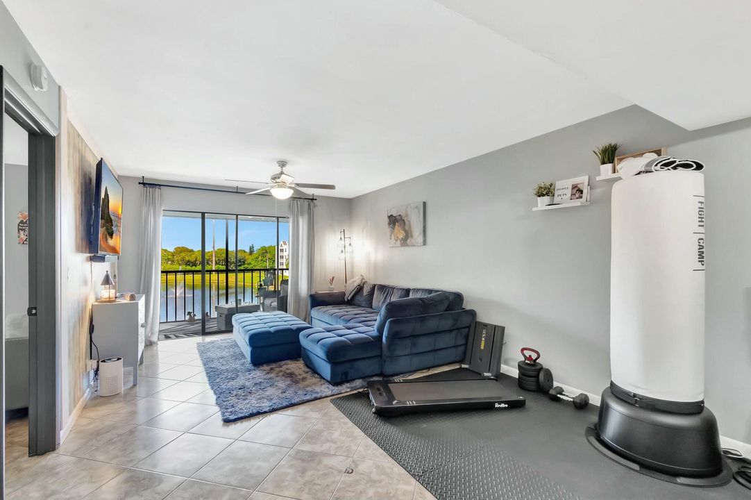 Recently Sold: $255,000 (1 beds, 1 baths, 838 Square Feet)