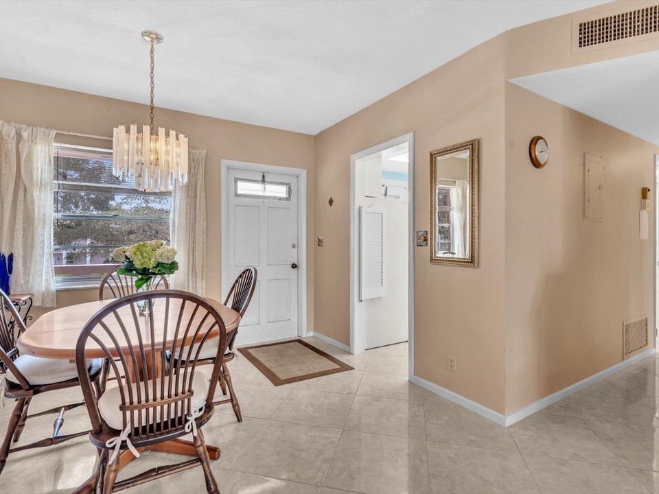 合同活跃: $115,000 (1 贝兹, 1 浴室, 727 平方英尺)