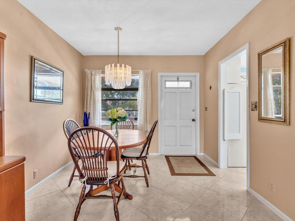 合同活跃: $115,000 (1 贝兹, 1 浴室, 727 平方英尺)