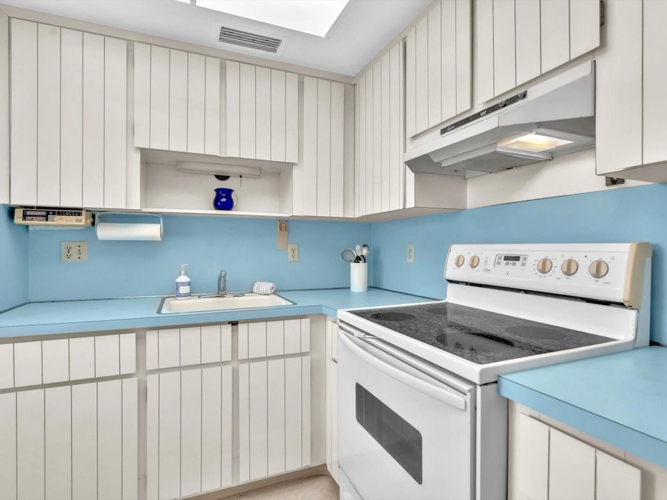 合同活跃: $115,000 (1 贝兹, 1 浴室, 727 平方英尺)