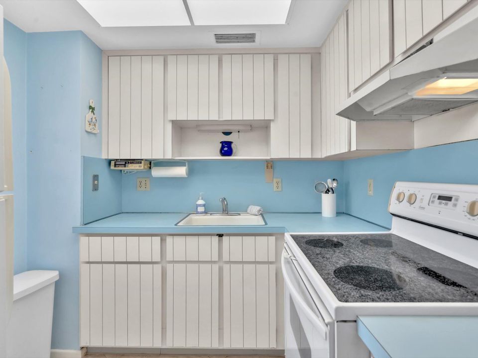 合同活跃: $115,000 (1 贝兹, 1 浴室, 727 平方英尺)