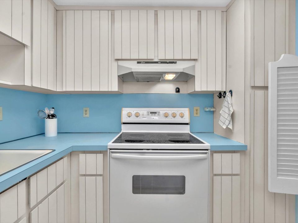 合同活跃: $115,000 (1 贝兹, 1 浴室, 727 平方英尺)