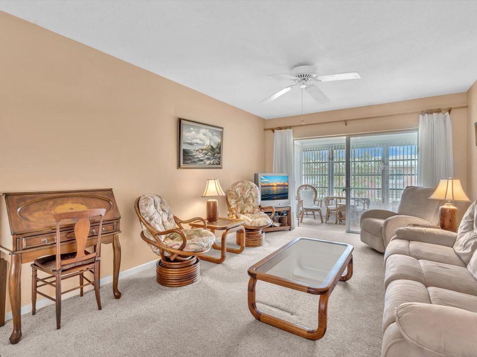 合同活跃: $115,000 (1 贝兹, 1 浴室, 727 平方英尺)