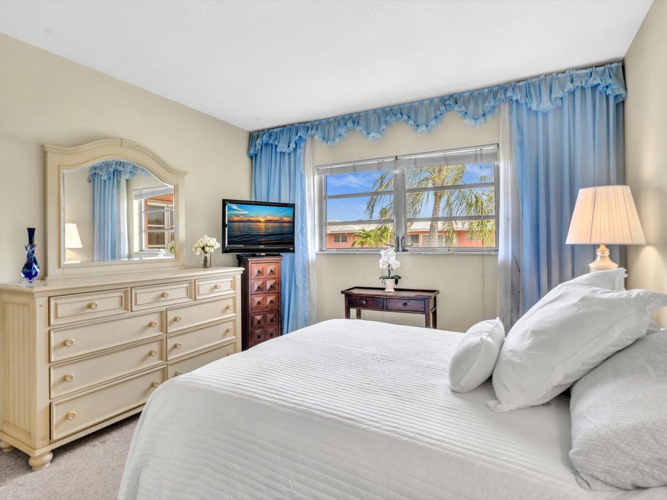 合同活跃: $115,000 (1 贝兹, 1 浴室, 727 平方英尺)