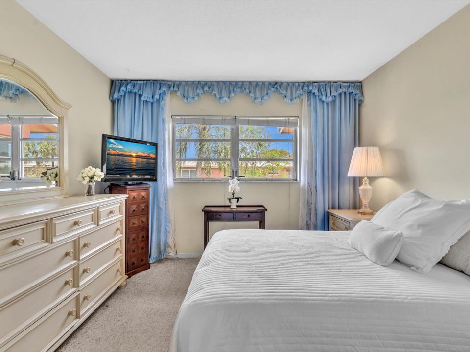 合同活跃: $115,000 (1 贝兹, 1 浴室, 727 平方英尺)