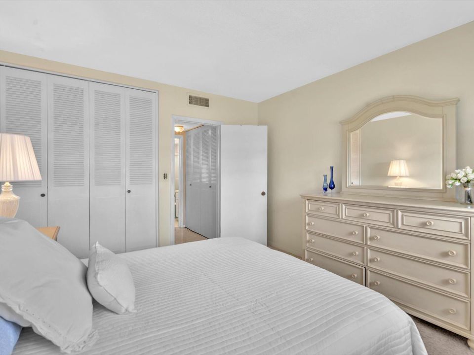 合同活跃: $115,000 (1 贝兹, 1 浴室, 727 平方英尺)