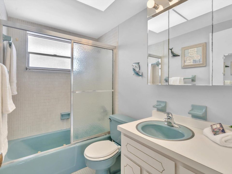 合同活跃: $115,000 (1 贝兹, 1 浴室, 727 平方英尺)