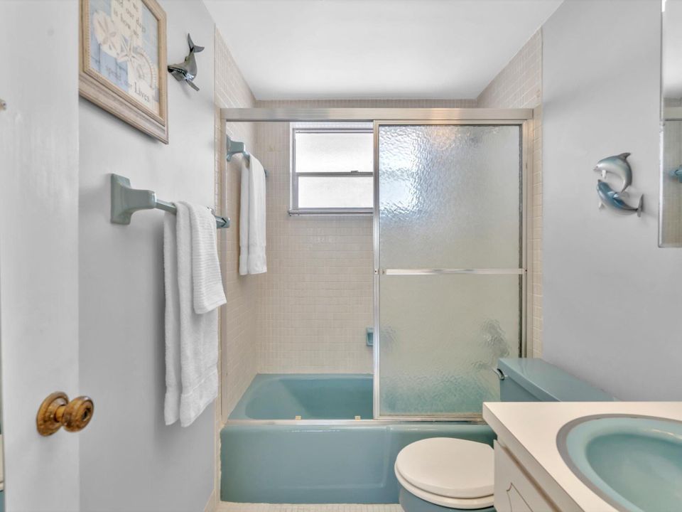 合同活跃: $115,000 (1 贝兹, 1 浴室, 727 平方英尺)