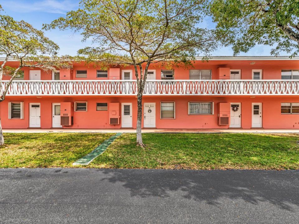 合同活跃: $115,000 (1 贝兹, 1 浴室, 727 平方英尺)