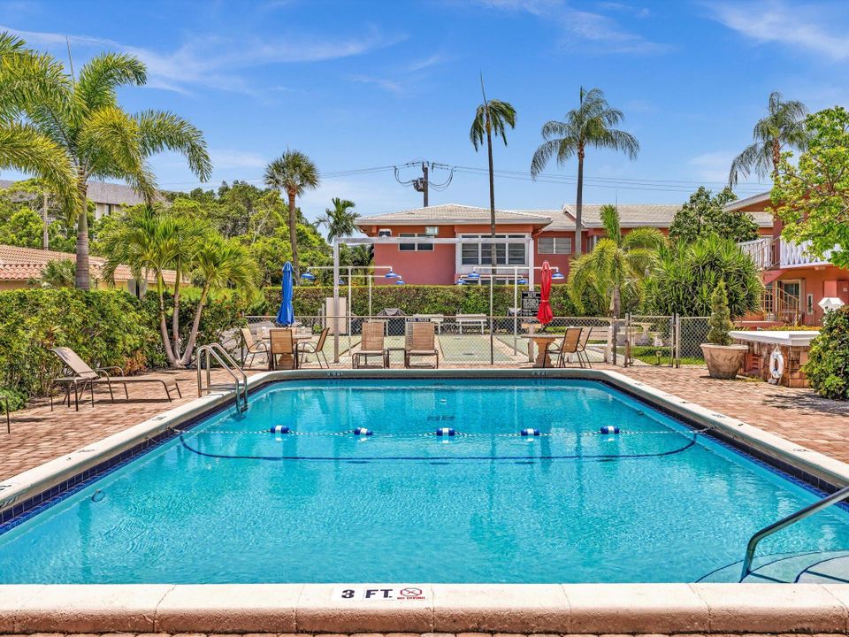 合同活跃: $115,000 (1 贝兹, 1 浴室, 727 平方英尺)