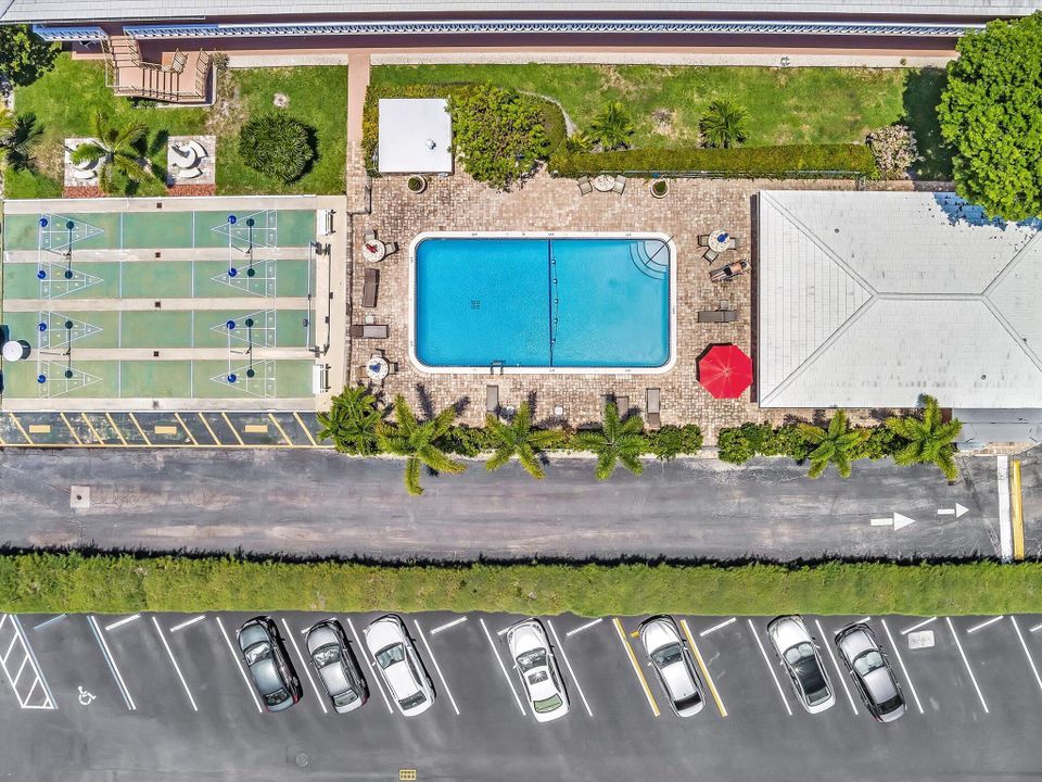 合同活跃: $115,000 (1 贝兹, 1 浴室, 727 平方英尺)