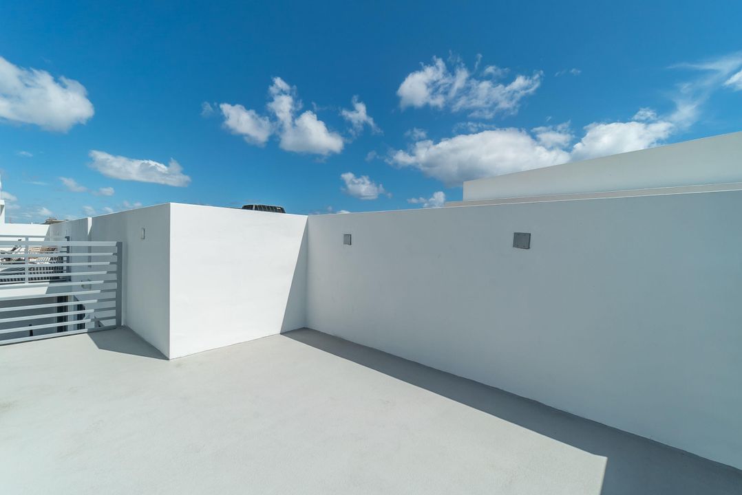 For Rent: $6,500 (1 beds, 1 baths, 710 Square Feet)