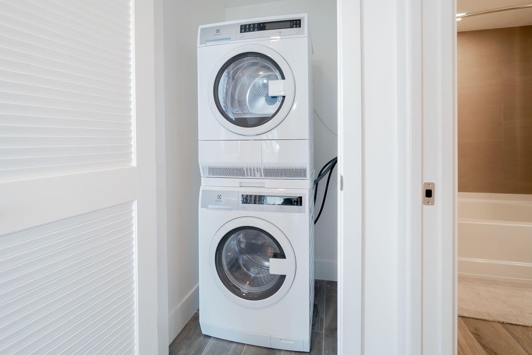 For Rent: $6,500 (1 beds, 1 baths, 710 Square Feet)