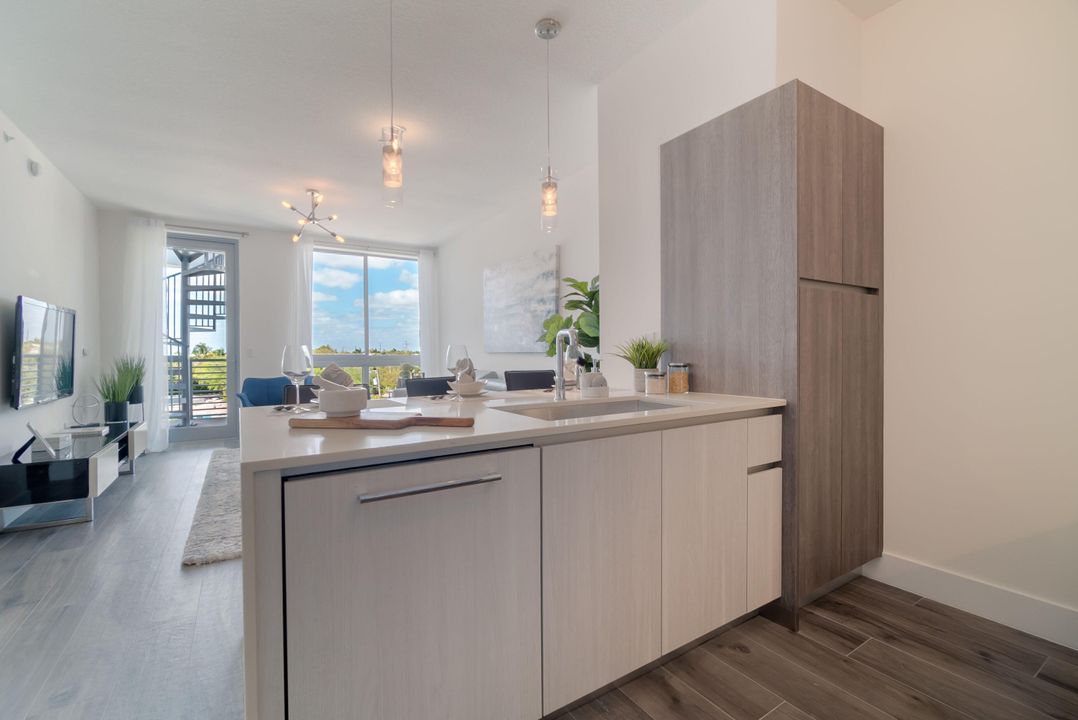 For Rent: $6,500 (1 beds, 1 baths, 710 Square Feet)