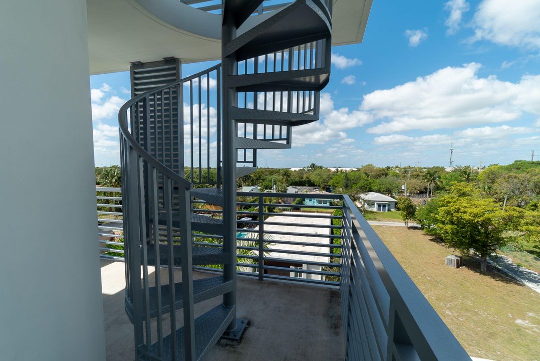 For Rent: $6,500 (1 beds, 1 baths, 710 Square Feet)