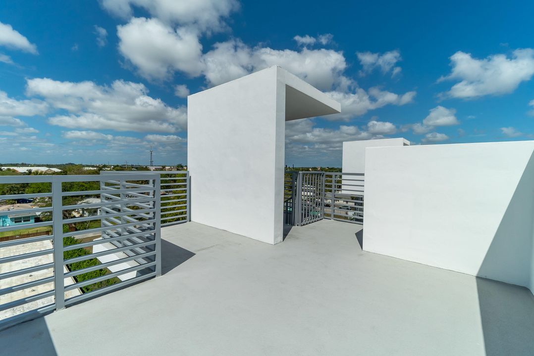 For Rent: $6,500 (1 beds, 1 baths, 710 Square Feet)