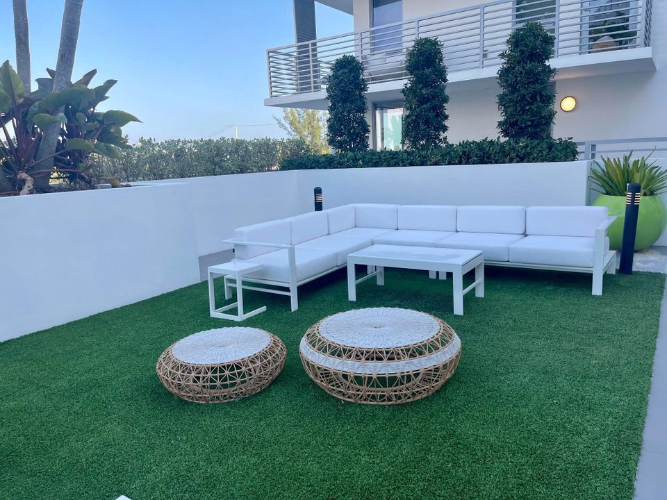 For Rent: $6,500 (1 beds, 1 baths, 710 Square Feet)