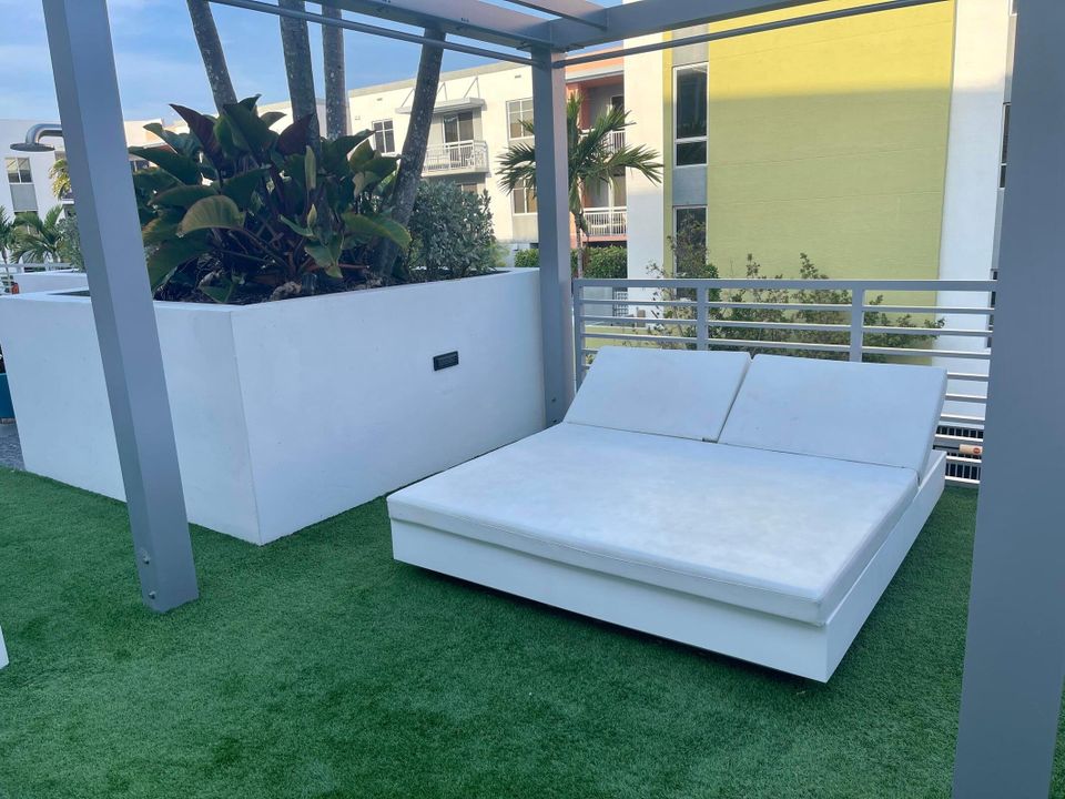 For Rent: $6,500 (1 beds, 1 baths, 710 Square Feet)