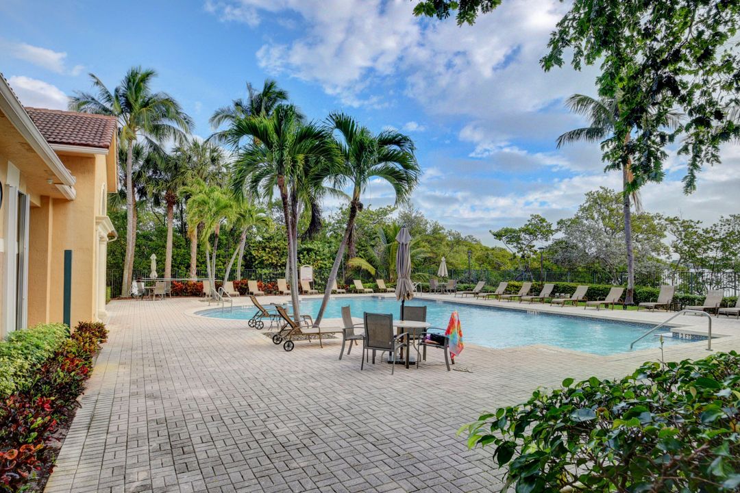 For Sale: $325,000 (3 beds, 2 baths, 1298 Square Feet)