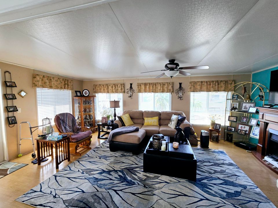 For Sale: $130,000 (2 beds, 1 baths, 799 Square Feet)