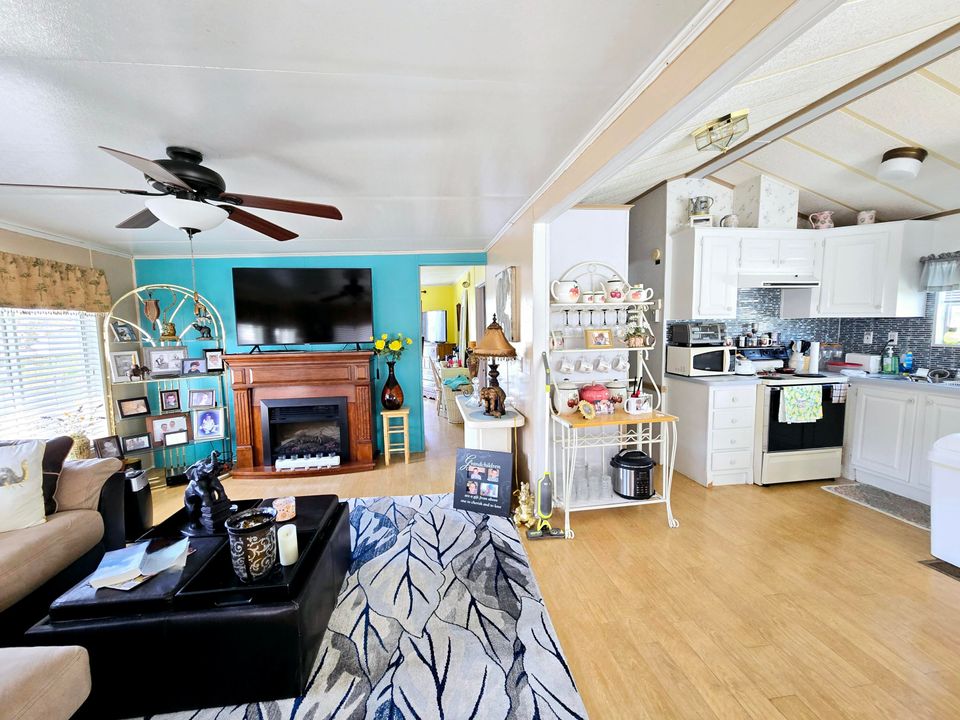 For Sale: $130,000 (2 beds, 1 baths, 799 Square Feet)