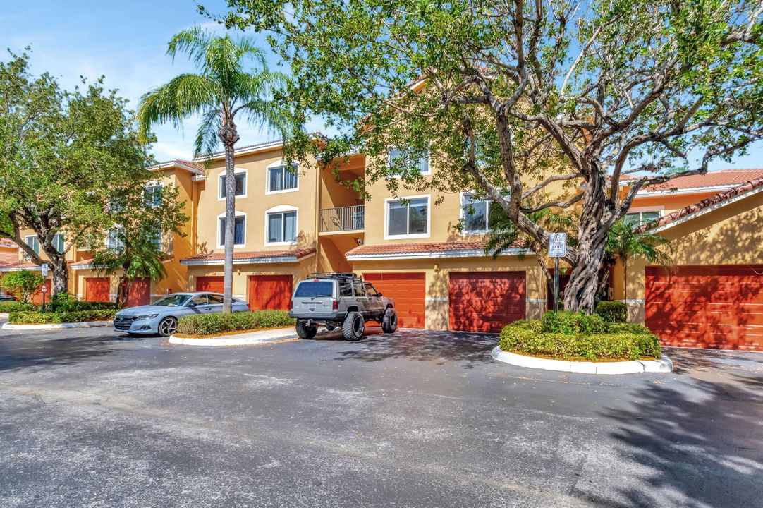 For Sale: $325,000 (3 beds, 2 baths, 1298 Square Feet)