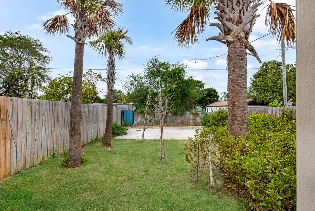 For Sale: $375,000 (3 beds, 2 baths, 1062 Square Feet)