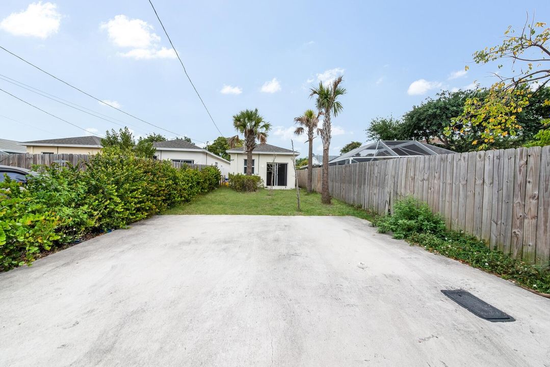 For Sale: $375,000 (3 beds, 2 baths, 1062 Square Feet)