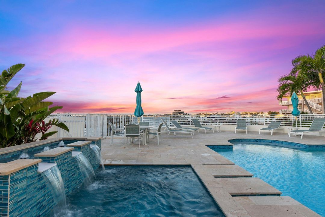 Под контрактом: $1,200,000 (3 спален, 3 ванн, 2317 Квадратных фут)