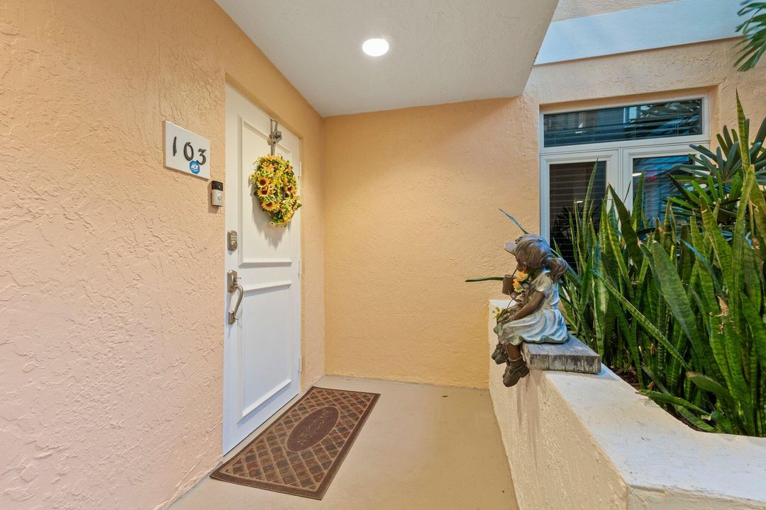 Под контрактом: $1,200,000 (3 спален, 3 ванн, 2317 Квадратных фут)