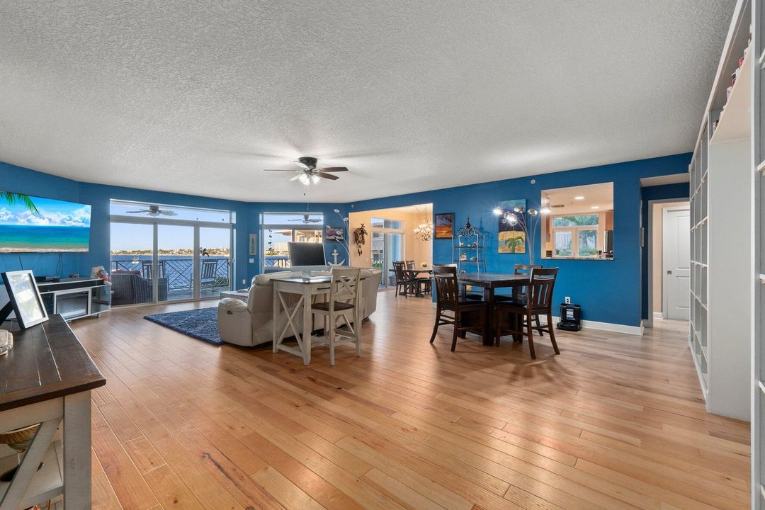 Под контрактом: $1,200,000 (3 спален, 3 ванн, 2317 Квадратных фут)