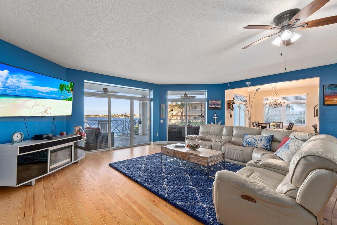 Под контрактом: $1,200,000 (3 спален, 3 ванн, 2317 Квадратных фут)