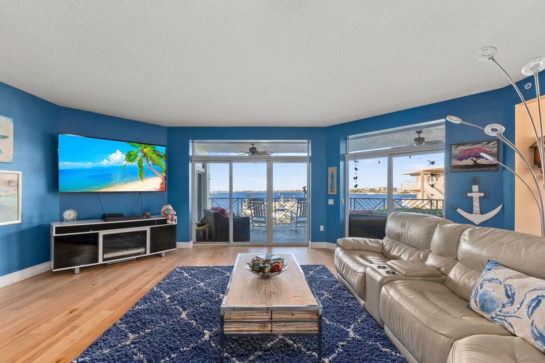 Под контрактом: $1,200,000 (3 спален, 3 ванн, 2317 Квадратных фут)