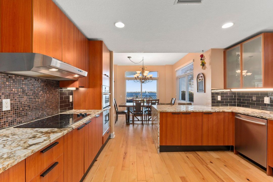 Под контрактом: $1,200,000 (3 спален, 3 ванн, 2317 Квадратных фут)