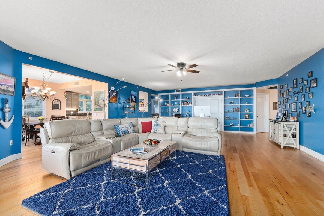 Под контрактом: $1,200,000 (3 спален, 3 ванн, 2317 Квадратных фут)