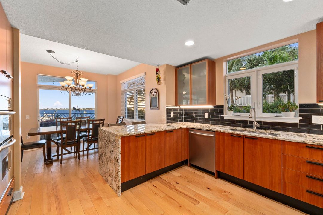 Под контрактом: $1,200,000 (3 спален, 3 ванн, 2317 Квадратных фут)