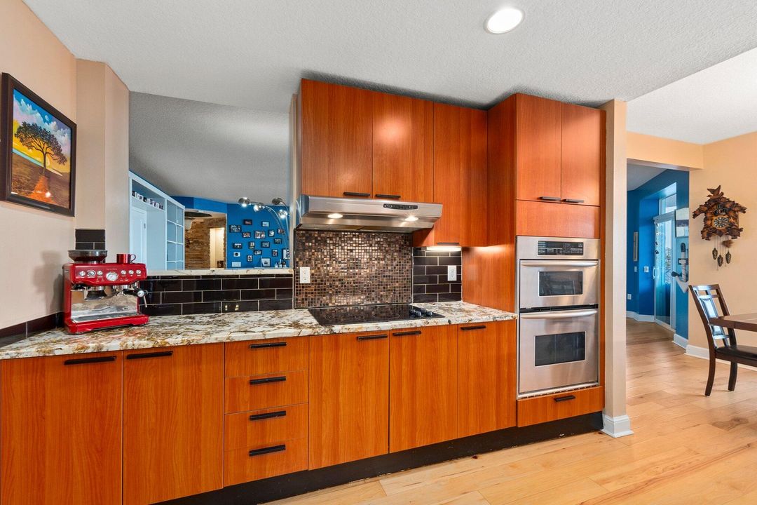 Под контрактом: $1,200,000 (3 спален, 3 ванн, 2317 Квадратных фут)