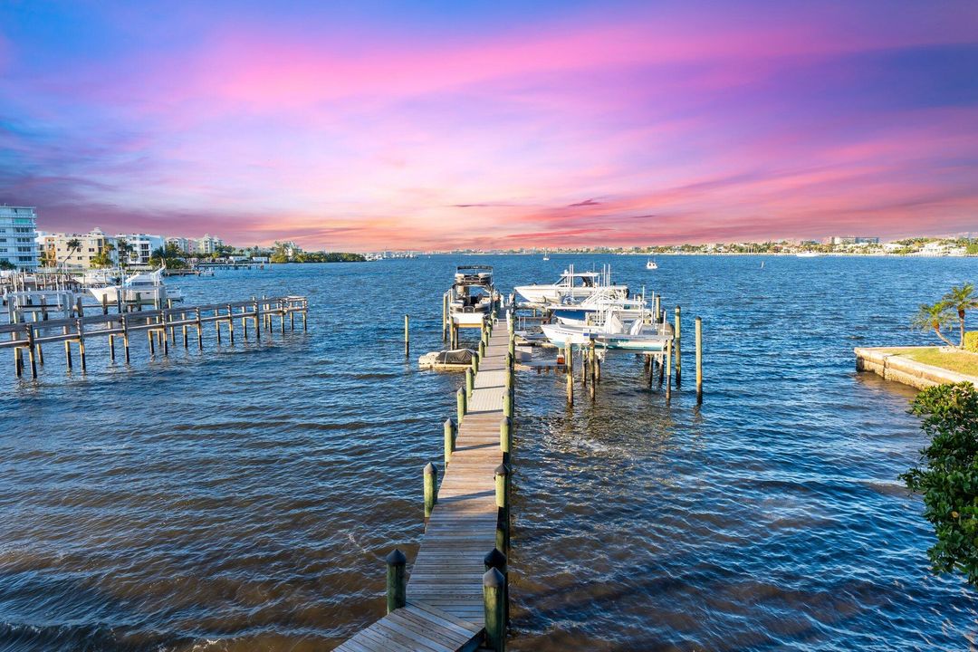 Под контрактом: $1,200,000 (3 спален, 3 ванн, 2317 Квадратных фут)