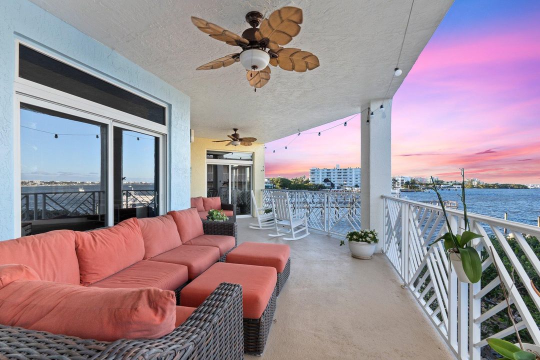 Под контрактом: $1,200,000 (3 спален, 3 ванн, 2317 Квадратных фут)