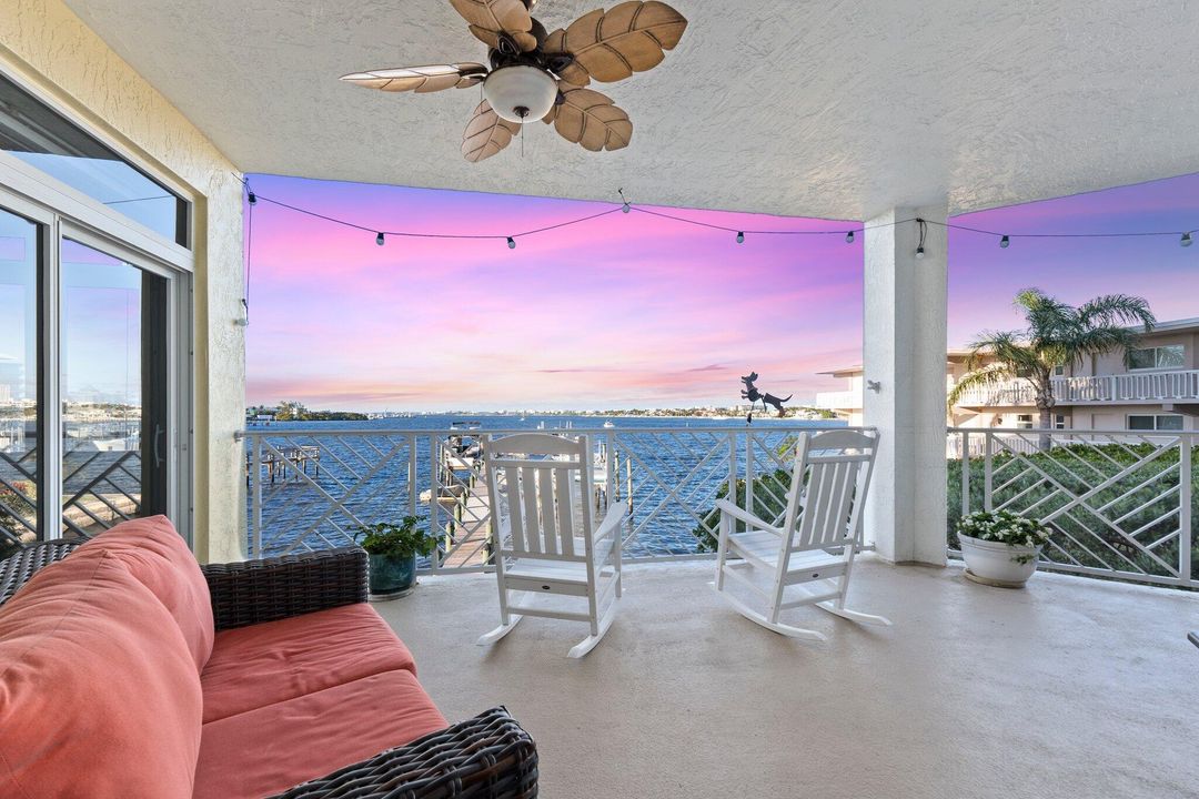 Под контрактом: $1,200,000 (3 спален, 3 ванн, 2317 Квадратных фут)