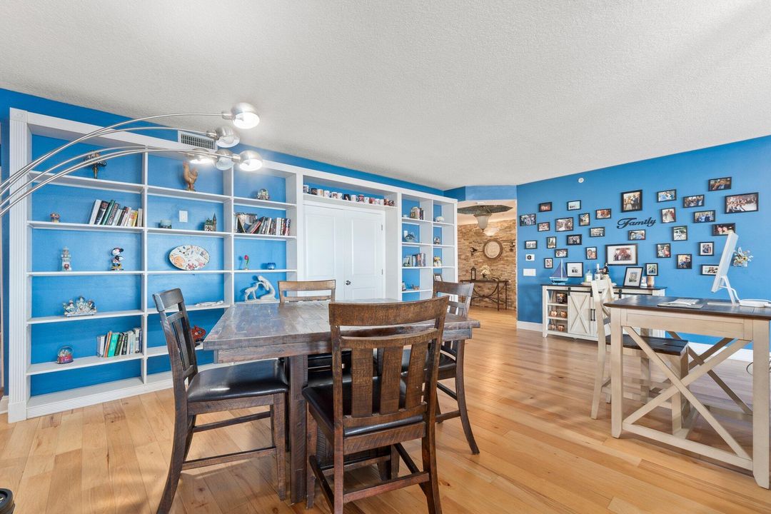 Под контрактом: $1,200,000 (3 спален, 3 ванн, 2317 Квадратных фут)