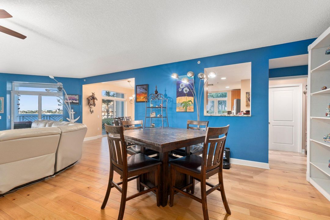 Под контрактом: $1,200,000 (3 спален, 3 ванн, 2317 Квадратных фут)