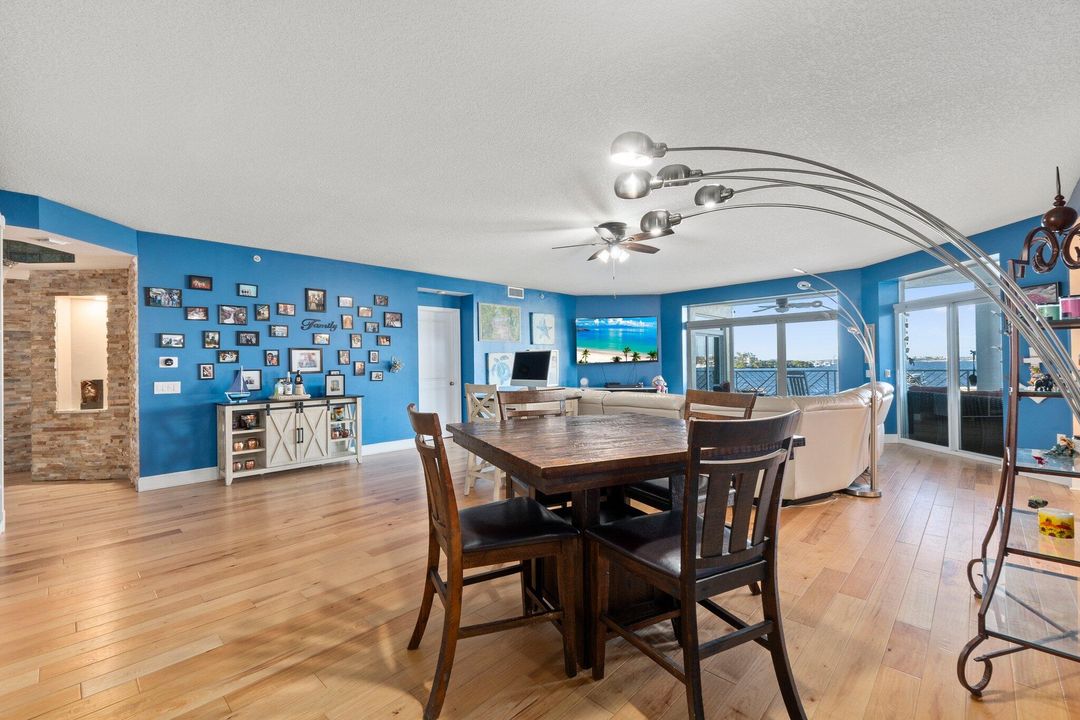 Под контрактом: $1,200,000 (3 спален, 3 ванн, 2317 Квадратных фут)